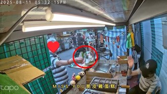 癡情老伯每天來送花　雞蛋糕年輕女老闆「超困擾」