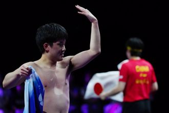 WTT冠軍賽》張本智和脫衣慶祝摘冠！王楚欽輸球落寞離去