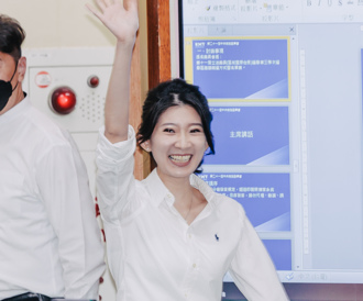 陪林思銘新竹掃街高喊一句    美女發言人驚覺民眾反應變了