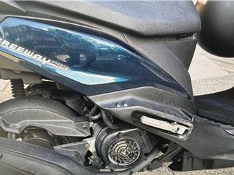 高雄女騎士閃避前車自摔 涉案男騎士比中指後疑肇逃