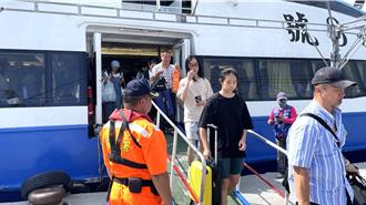 楊柳恐穿心 台東嚴陣以待 綠島客輪加開班次疏運遊客