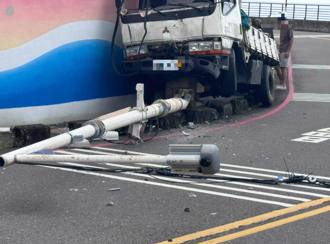 基隆外木山貨車飄移撞斷路燈 駕駛酒測值0.76！驚險畫面全被拍