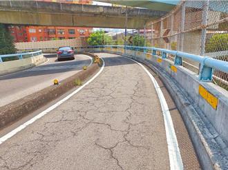 騎車變「水上摩托車」？華江橋引道逢雨必淹