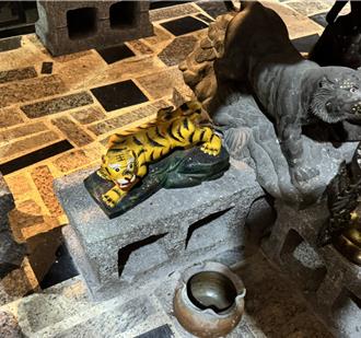 女賊夜闖金山、萬里2宮廟惡搞　液體潑神像偷錢母還燒金紙遭逮