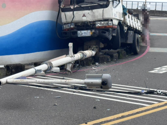 基隆貨車撞斷電線桿「騎上去」　駕駛酒駕值超標遭法辦