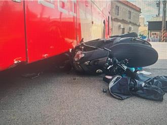 蘆竹遊覽車迴轉撞機車   騎士遭壓輪下骨折送醫