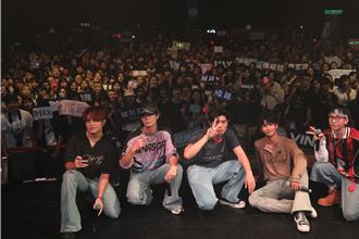 男团 FEniX演出在即　队长MAX紧急「救鸟」