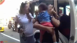 粗心妈反锁1岁儿在宾士大G车内下车买菜   高温险害窒息警破窗救人