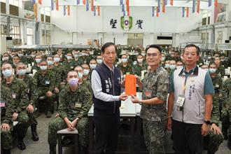 役男堅強後盾！北市府赴成功嶺 親送速食慰勞