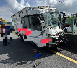 國1后里段追撞！小貨車猛撞大貨車 駕駛受傷送醫