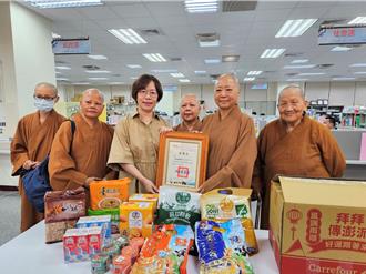備戰楊柳來襲 屏縣府攜手佛教會等單位送1900份防災物資