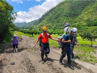 楊柳颱風來襲！95歲翁困桃源山區逾10天　消防與雲豹隊員背下山