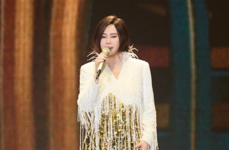 江蕙確診A流「燒聲」講不出話忍痛延期 首現身小巨蛋吐心聲致歉