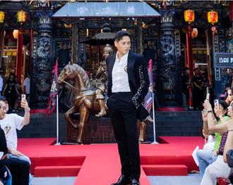 鄭人碩基隆送愛心放話粉絲能抱就抱　《角頭》遇《鬼滅》搏人情味