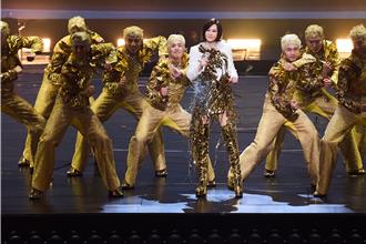 江蕙北高吸金13億驚見周杰倫、昆凌來了！甜蜜依偎小巨蛋包廂放閃