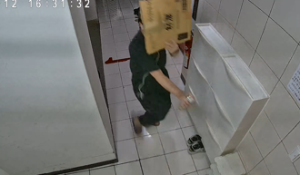 惡鄰「紙板擋臉」犯案！噴漆破壞電子鎖 網笑：一眼認出