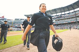MLB》首位女主審完工 教頭球員齊讚