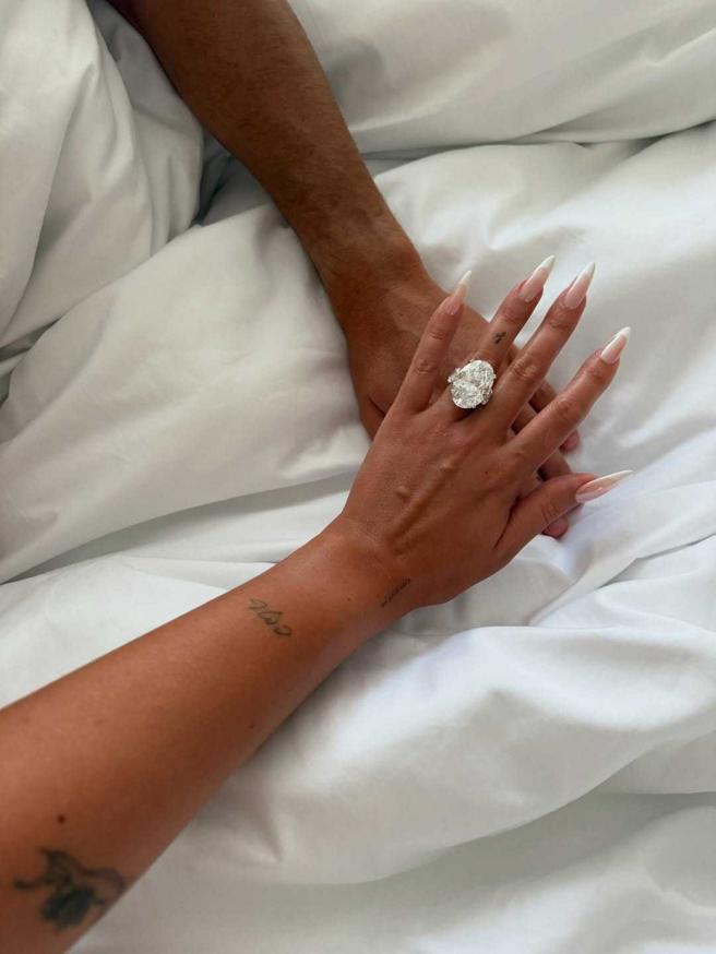 C羅送上巨大鑽戒，向女友求婚。（圖／georginagio IG）