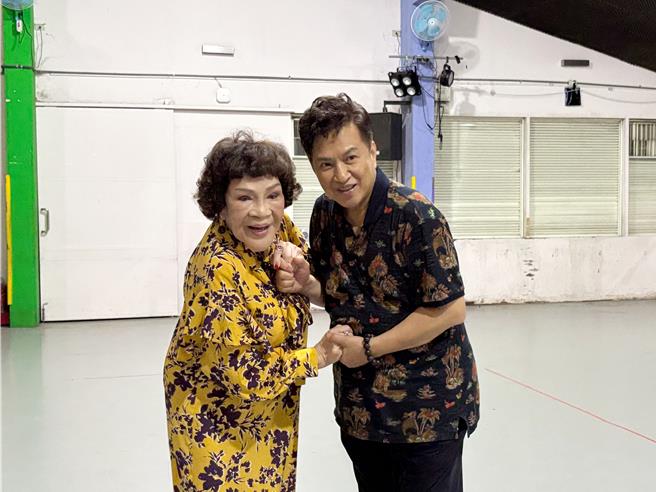 阿姑（左）、李朝永11日現身台灣經典電視電影演唱會「聽咱的歌，看咱的影」彩排。（林奕如攝）