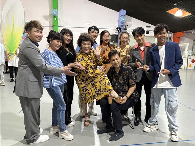 阿姑（中）身穿豹紋厚底涼鞋超時髦。（林奕如攝）