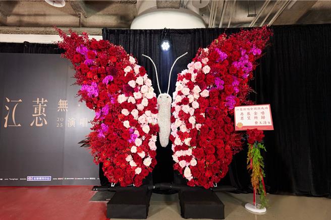 江蕙好友費玉清特地送來一隻巨型閃鑽蝴蝶祝賀。（寬宏藝術提供）