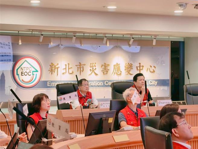 新北市稍早宣布依据交通部中央气象署最新天气预报资料，明（13）日新北市尚未列入杨柳颱风陆上警戒区域，经基北北桃共识宣布明日照常上班及上课。（新北市消防局提供）