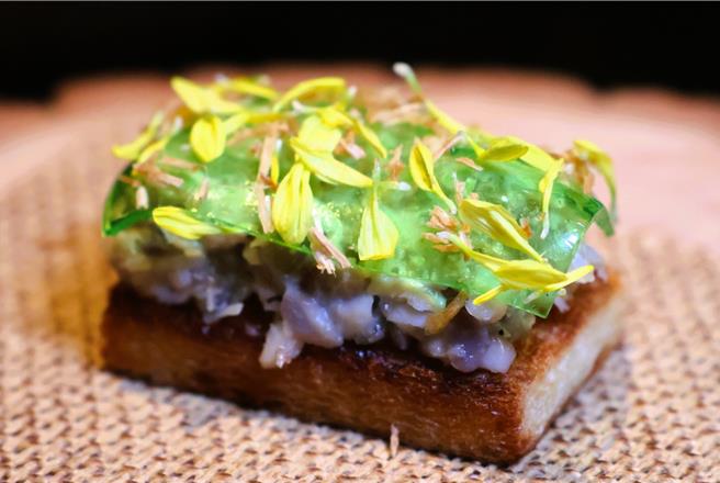 主厨叶书竣精选梅子鸡、凤梨虾球、白菜滷、豆酥鳕鱼及麻婆豆腐等台式经典滋味，融入西式料理技法精巧重塑，图为「芒果青虱目鱼」。(陈韵萍摄)