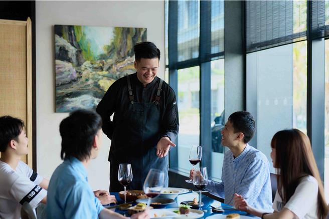 「无隅」餐厅推出全新「叙家常」套餐，由主厨叶书竣操刀设计，以家的味道为核心，唤起心中温暖的记忆。(台南晶英酒店提供)