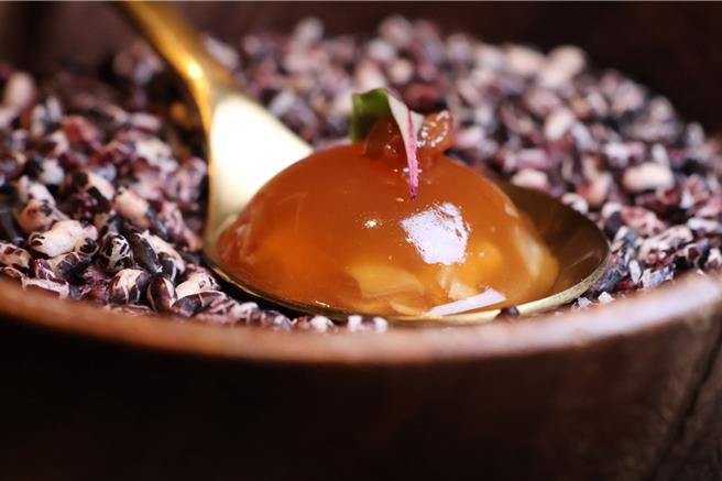 金铜色汤匙盛装的「梅香水晶鸡」，主厨拆解重组民眾喜爱的梅子鸡，赋予新气象，酸甜咸香很开胃。(陈韵萍摄)