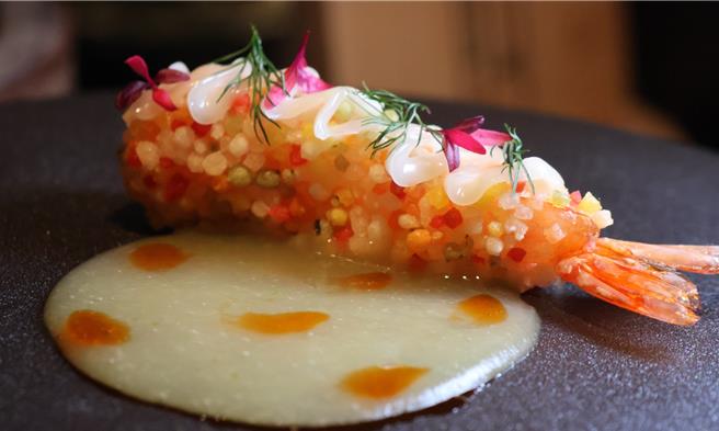主厨以「凤梨无毒虾」致敬台湾的国民料理「凤梨虾球」，视觉升级，风味也更细致讲究。(陈韵萍摄)