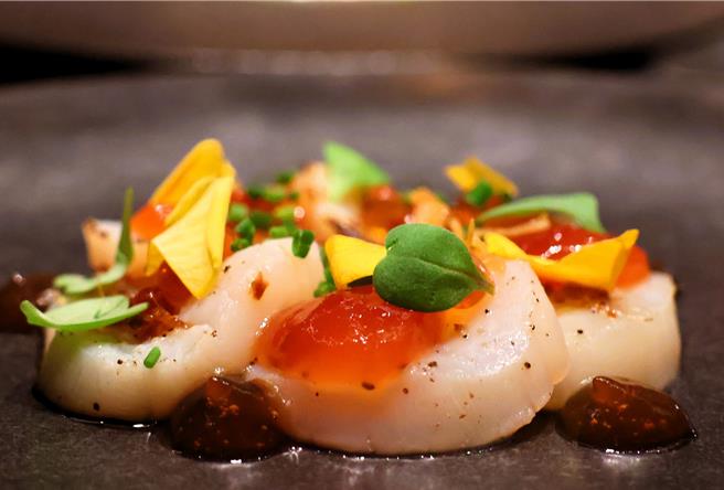 「北海道干贝／鲑鱼卵／姜汁番茄冻」以海味勾勒復古水果摊热卖品「姜汁番茄」新轮廓，多种元素堆迭，风味鲜明协调。(陈韵萍摄)
