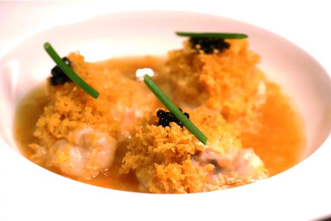 热前菜「澳洲龙虾／法国鱼子酱／扁鱼白菜酱」灵感来自熟悉台味小吃「白菜滷」，加入香煎澳洲龙虾和法国鱼子酱，堆迭出令人难忘的新滋味。(陈韵萍摄)