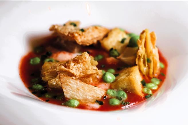 以「麻婆豆腐」发想的「盐味豆花／炙烤豆腐／豆瓣豚油」，麻婆酱带有微微的椒麻味，为风味添加画龙点睛的亮点，味道浓郁却不过重。(陈韵萍摄)