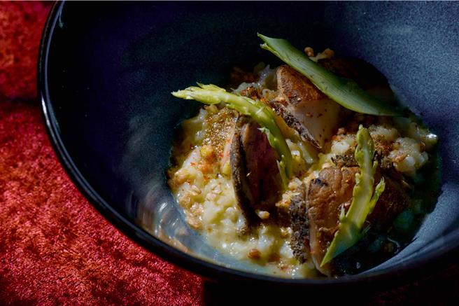 饭食「南非鲍鱼／海参／鱼肝酱／台南牛奶皇后香米」呼应传统海鲜粥，主厨打造出似家常又非比寻常的新滋味，具有单卖「食」力。(台南晶英酒店提供)