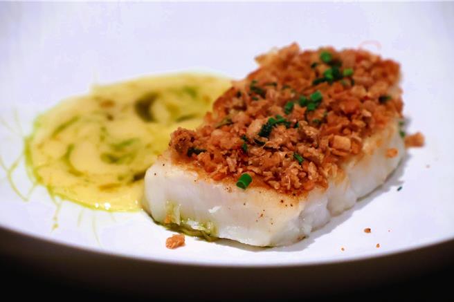 家家户户都知晓的「豆酥鳕鱼」，主厨以其为灵感，巧妙创作出「深海圆鳕／黄豆酥／花椒鱼汁」，好滋味令人垂涎。(陈韵萍摄)