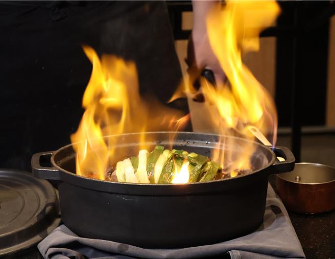 「日本F1国产牛／三星葱／焦化洋葱」，主厨将肉块先碳烤后再以三星葱包覆，接续烘烤10至15分钟，青葱甜润不辛辣的气味渗入肉质，爽口解腻。(陈韵萍摄)