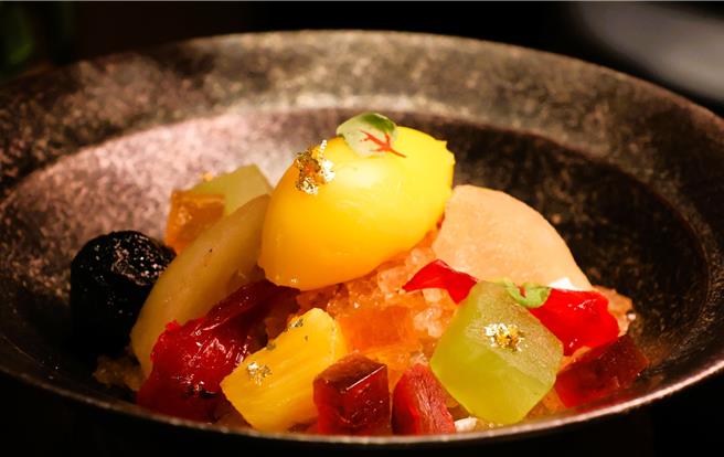 套餐由「甘冰话」画下甜蜜句点，叶书竣主厨取自记忆里古早味冰店，以焦糖冰为基底，堆迭糖渍凤梨、哈密瓜、水梨、烟熏蜜饯、芒果凤梨冰淇淋及寒天琥珀糖。(陈韵萍摄)