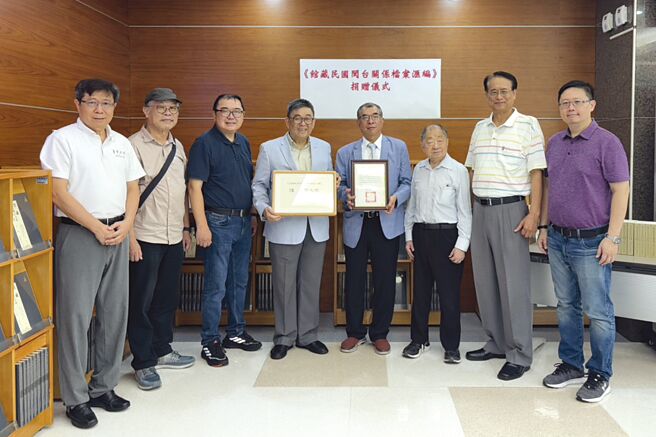 华梵大学校长李天任（左四）于赠书仪式与出版协会理事长杨莲福（右四）等贵宾合影。图／华梵大学提供