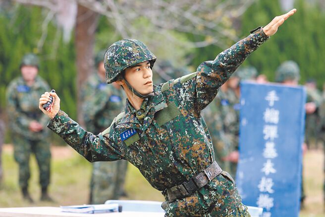 內政部日前預告修法，將加嚴僑民役男緩徵的相關規定，引發僑界反彈。圖為1年期義務役士兵訓練。示意圖，非新聞事件當事人。（本報資料照片）