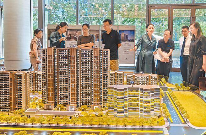 北京市官方宣布，从9日起符合条件的家庭在五环之外不再限制购房套数。（中新社）