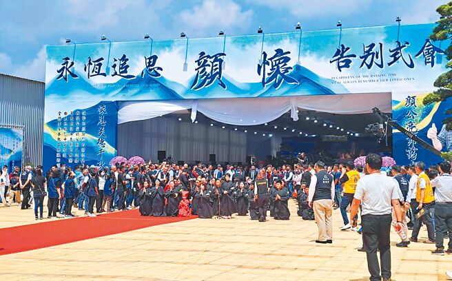 台中市大甲鎮瀾宮董事長顏清標的父親顏懷享耆壽92歲，11日舉行告別式，各界人士前往弔唁。（温予菱攝）