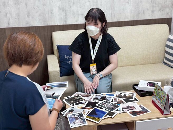 谘商心理师黄薰缘（右）提醒，如果常常被同一人事物激怒，可自我觉察生气的原因，别被对方牵着情绪走，并且适时保护自己，避免持续内耗，让愤怒情绪越滚越大。（黄薰缘提供／王家瑜台北传真）