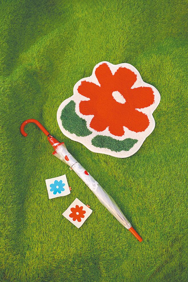 mini matters五周年快闪电影院满额赠品─花在桌上针织杯垫、一朵朵小花透明伞、云端漫步花花植绒地垫。（mini matters提供）