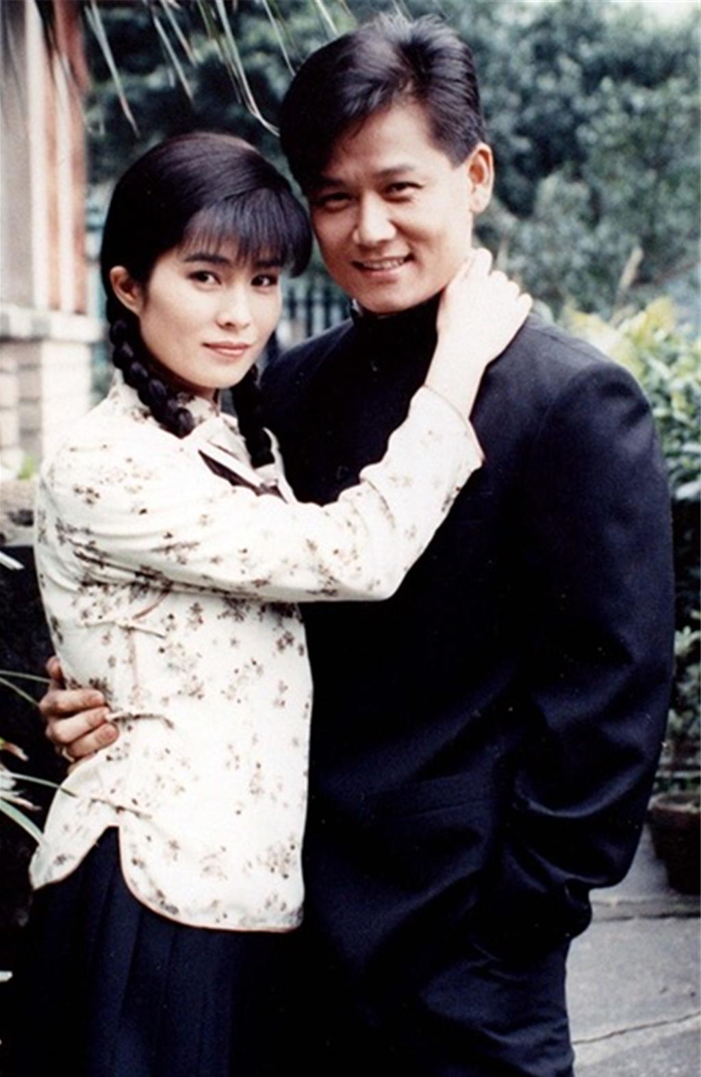 徐乃麟當年與高金素梅合作《三朵花》。（緯來戲劇台提供）