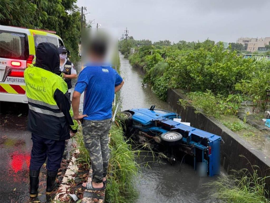 今（13）日下午行駛在鳳山區中崙路上一輛小貨車，不慎摔進一旁大排，側翻90度泡在水中，幸24歲成姓駕駛僅手部擦傷，因正值楊柳颱風挾帶風雨來襲期間，讓附近居民直呼貨車駕駛「命大」。（警方提供／任義宇高雄傳真）