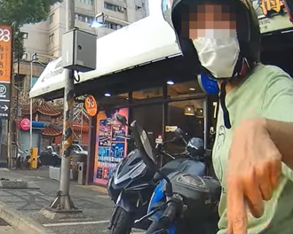 待轉被質疑「沒打方向燈」險撞 騎士氣炸：要交通部何用