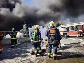 新北八里工厂清晨大火！超浓黑烟猛窜画面曝 消防急吁居民紧闭门窗