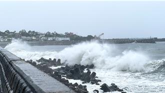 影》楊柳逼近 蘭嶼颳14級強陣風 掀5米巨浪