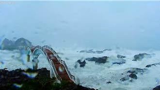 影》海景第一排！三仙台「鏡頭君」迎風雨直播 上百人喊加油