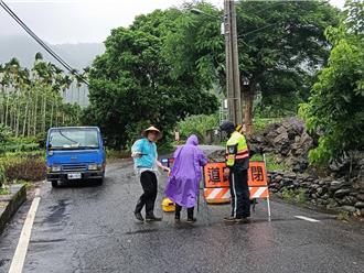 杨柳来袭风雨渐强 花莲两大金针花区道路封闭